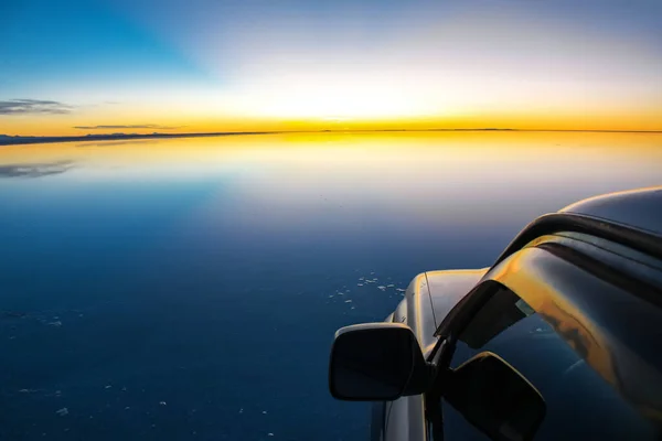 Nascer Sol Salar Uyuni Bolívia Coberto Com Água Carro Deserto — Fotografia de Stock