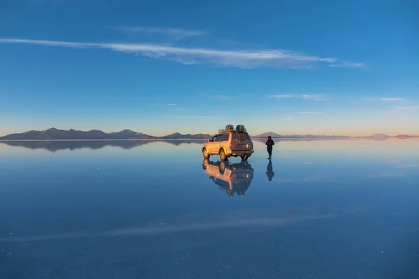 Ανατολή Ηλίου Για Salar Uyuni Στη Βολιβία Καλύπτονται Νερό Αυτοκίνητο — Φωτογραφία Αρχείου