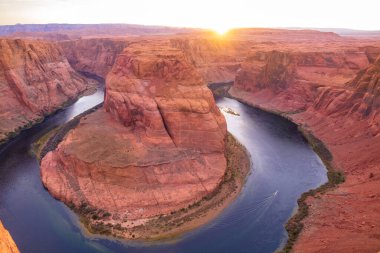 Colorado Nehri yakınlarındaki Horseshoe Bend Page, Arizona, ABD 'de güzel bir günbatımı.