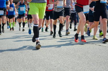 Maraton koşu yarışı, birçok koşucu ayaklarıyla yol yarışı, spor müsabakası, fitness ve sağlıklı yaşam tarzı konsepti