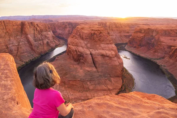 Horseshoe Bend Colorado River Page Femeie Turistică Care Uită Frumoasă — Fotografie, imagine de stoc