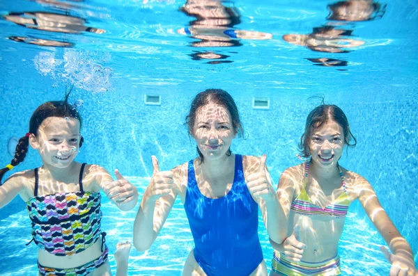 Rodina Plavá Bazénu Pod Vodou Šťastná Aktivní Matka Děti Baví — Stock fotografie