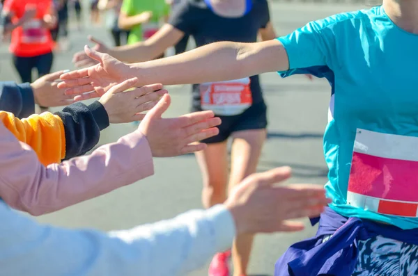 Marathonlauf Unterstützung Von Läufern Auf Der Straße Kinderhände Geben Highfive — Stockfoto