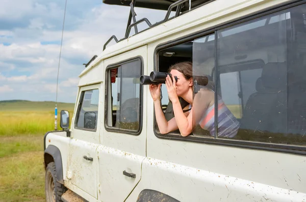 在非洲旅行的女游客 在肯尼亚旅行 用双筒望远镜观察稀树草原的野生动物 — 图库照片