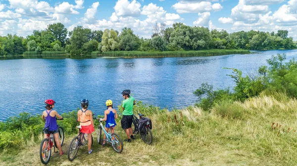 Familj Cyklar Cykling Utomhus Aktiva Föräldrar Och Barn Cyklar Antenn — Stockfoto