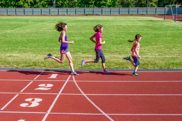 Familienfitness Mutter Und Kinder Laufen Auf Stadionbahn Training Und Kinder — Stockfoto