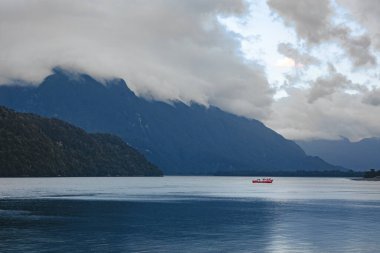 Göl, dağlar ve volkan güzel manzara, Şili, Patagonya, Güney Amerika