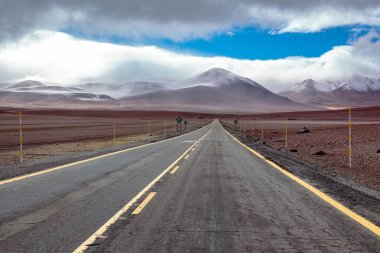 Atacama çölündeki yol, dağlar ve volkan manzarası, Şili, Güney Amerika