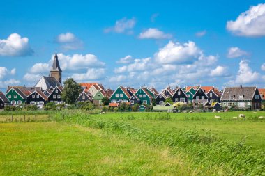 Marken Adası, güzel geleneksel balıkçı köyü evleri, tipik Hollanda manzarası, Kuzey Hollanda, Hollanda