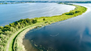 Kuzey Hollanda, Hollanda 'nın yukarıdan, manzarasından ve doğasından baraj üzerindeki yolun hava aracı görüntüsü