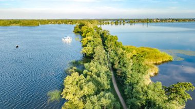 Kuzey Hollanda, Hollanda 'nın yukarıdan, manzarasından ve doğasından baraj üzerindeki yolun hava aracı görüntüsü
