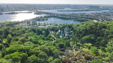 Kiev şehrinin yukarıdan havadan görünüşü, Kyiv silueti ve Dinyeper nehri şehri ilkbaharda, Ukrayna