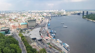 Kyiv şehir manzarası, Dinyeper nehri ve Podol tarihi bölgesinin yukarıdan görünüşü, Kiev, Ukrayna