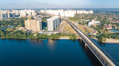Kiev şehrindeki Güney Köprüsü 'nün yukarıdan havadan görünüşü, Kyiv silueti ve Dinyeper nehri şehri, Ukrayna