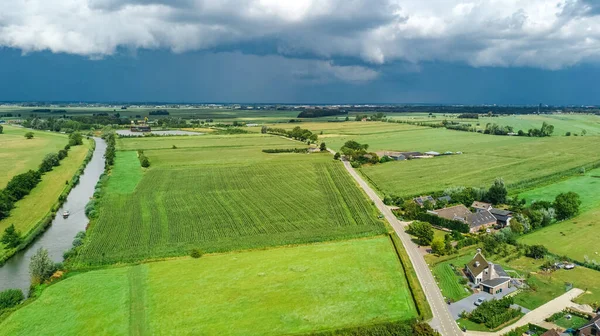 Vista Aérea Drones Campos Verdes Casas Fazenda Perto Canal Cima — Fotografia de Stock