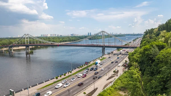 上からキエフ市の空中トップビュー キエフスカイライン 歩行者公園橋と春のドニエプル川の街並み ウクライナ — ストック写真