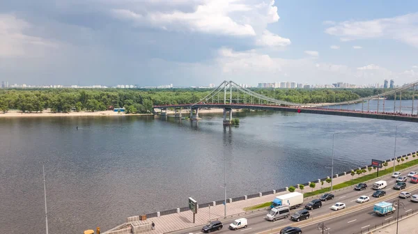 上からキエフ市の空中トップビュー キエフスカイライン 歩行者公園橋と春のドニエプル川の街並み ウクライナ — ストック写真