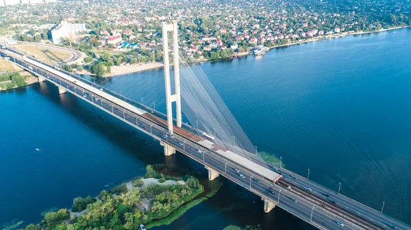 キエフ市内の南橋の空中トップビュー上から キエフのスカイラインとドニエプル川の街並み ウクライナ — ストック写真