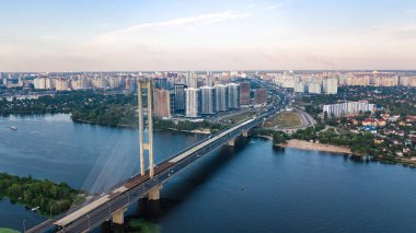 Kiev şehrindeki Güney Köprüsü 'nün yukarıdan havadan görünüşü, Kyiv silueti ve Dinyeper nehri şehri, Ukrayna