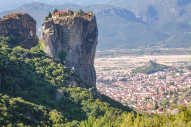 Dağdaki kayalıklardaki Meteora Manastırı, Kutsal Üçlü Manastırı, Yunanistan