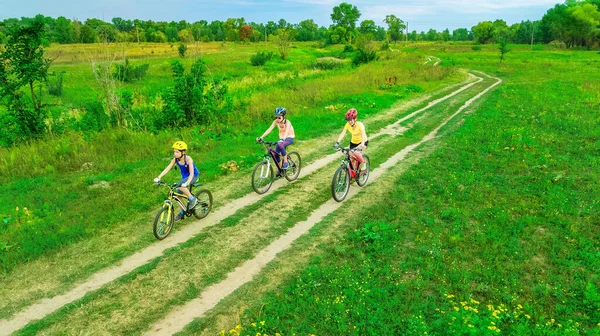 Familienradfahren Freien Luftaufnahme Von Oben Glückliche Aktive Mutter Mit Kindern — Stockfoto