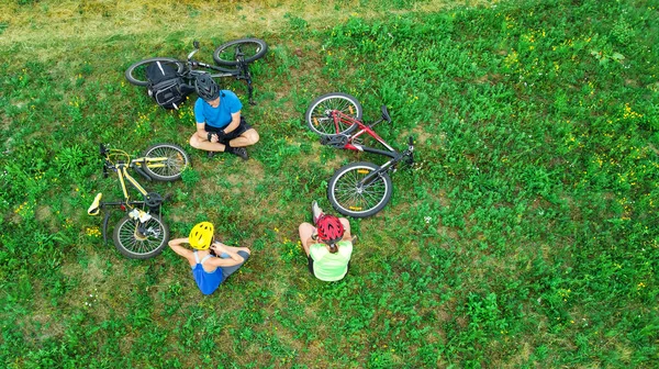 Familienradfahren Freien Luftaufnahme Von Oben Glückliche Aktive Mutter Mit Kindern — Stockfoto