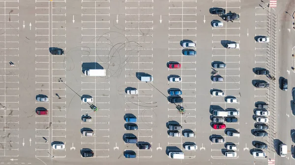 上から多くの車の空中トップドローンビューを持つ駐車場 都市交通と都市の概念 — ストック写真