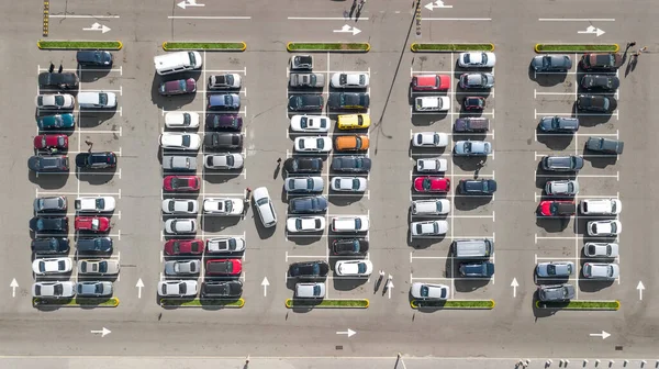 上から多くの車の空中トップドローンビューを持つ駐車場 都市交通と都市の概念 — ストック写真