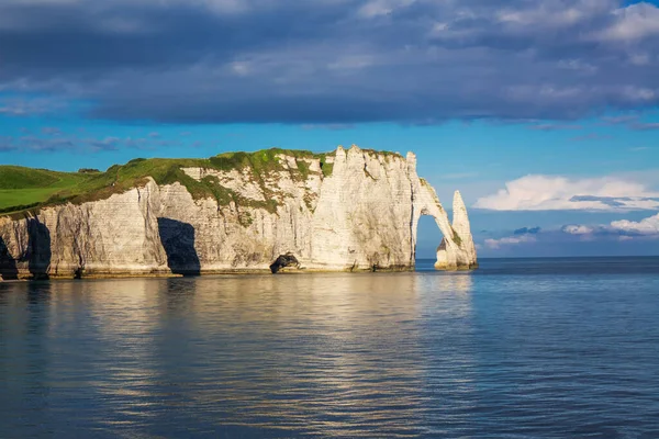 Piękne Klify Aval Etretat Skały Naturalny Łuk Punkt Orientacyjny Słynnej — Zdjęcie stockowe