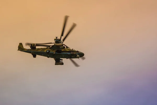 Полет военного вертолета . — стоковое фото
