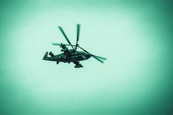Flygning av en militär helikopter. — Stockfoto
