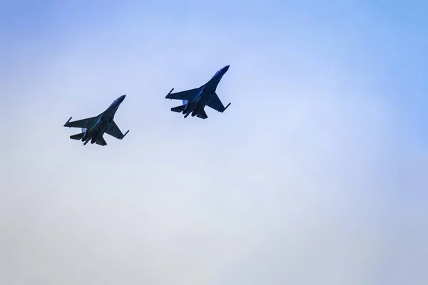 Два реактивных самолета в небе . — стоковое фото