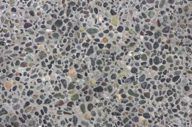 Gri yüzey, küçük taşlar.