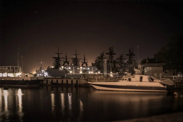Військово-морські сили, військові кораблі, ніч . — стокове фото