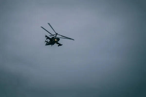 Полет вертолёта среди облаков . — стоковое фото