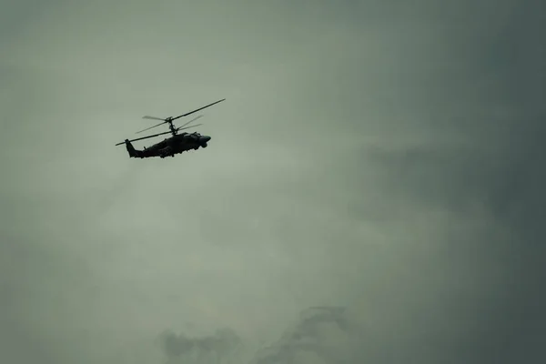 Helikopter i molnigt himlen. — Stockfoto