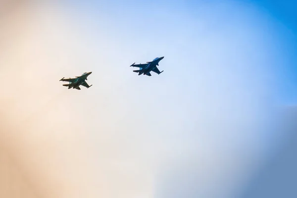 Aeronaves militares no céu. — Fotografia de Stock