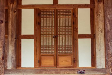 Bir Budist tapınağını ziyaret et..