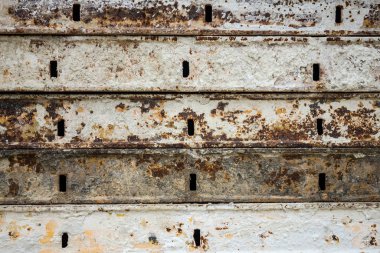 Demir, harap olmuş, çökmüş.