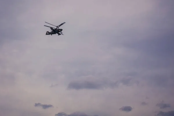 Helicóptero no céu nublado . — Fotografia de Stock