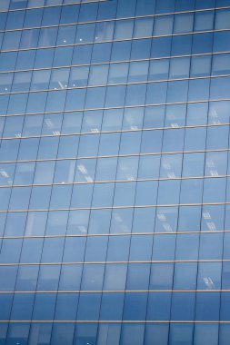 Bina camdan yapılmış..