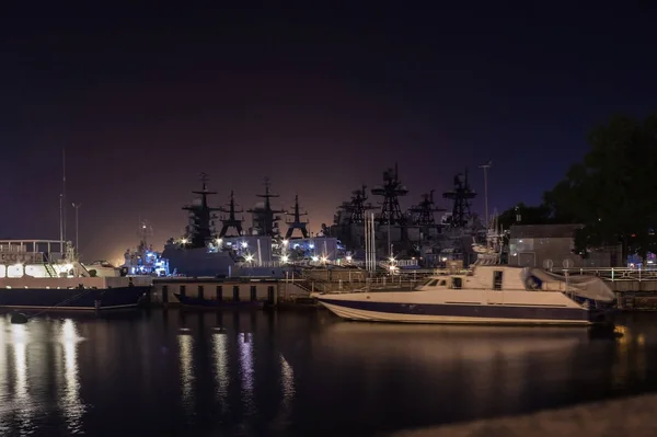 Zeehaven, oorlogsschepen. — Stockfoto