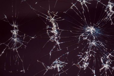 Çatlaklı cam yüzey.