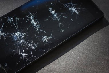 Kırık akıllı telefon, kırık camlar..