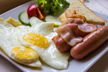 yumurta ve pastırma bir plaka üzerinde.