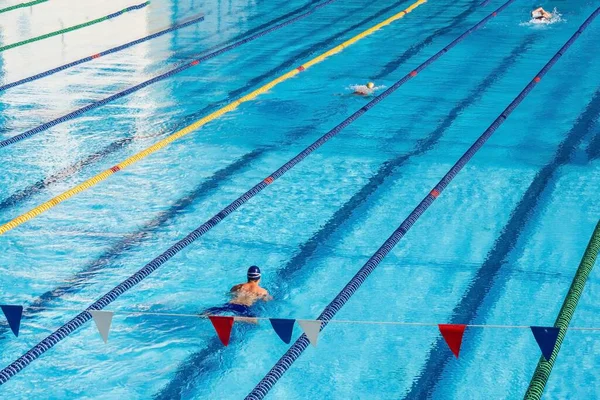 Ingyenes úszás a medencében. — Stock Fotó