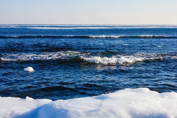 在冰冷的海水中的波浪. — 图库照片