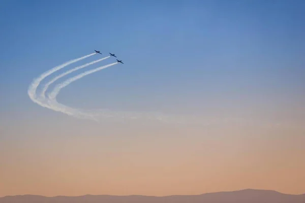 Três aviões no céu . — Fotografia de Stock