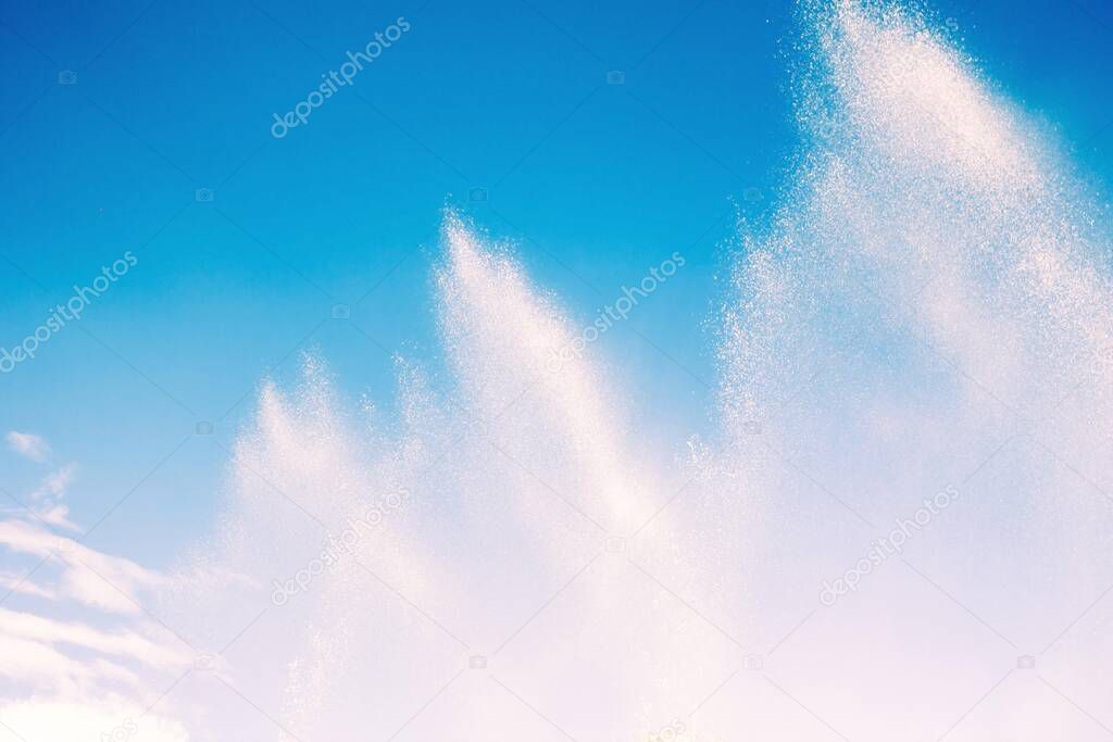 Spray the fountain in the sky.