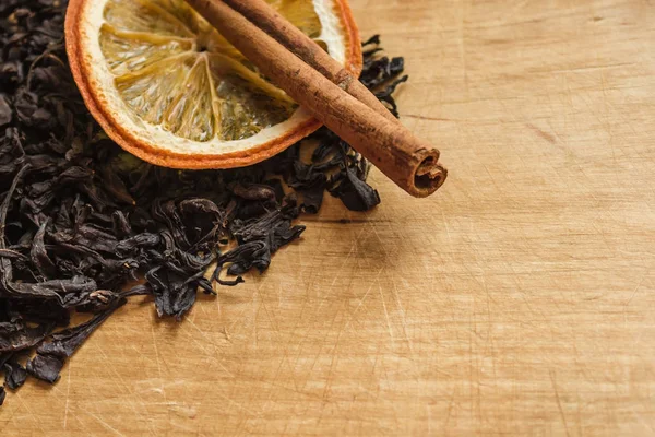 Chá Preto Seco Lado Aditivos Canela Laranja Preparação Uma Bebida — Fotografia de Stock